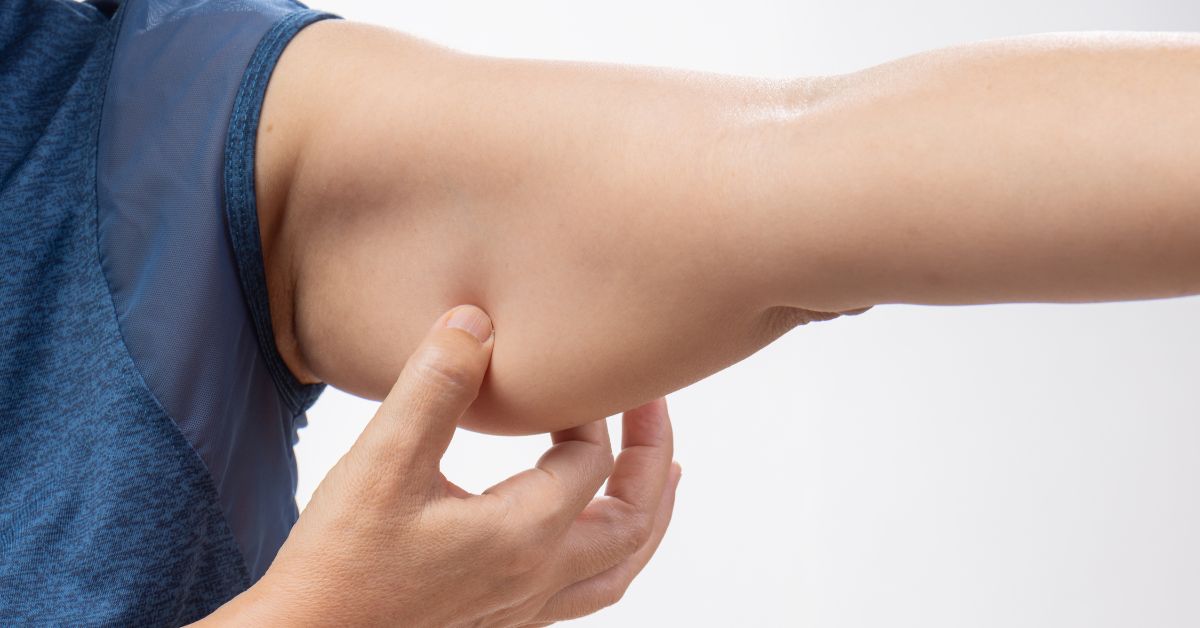 Muscler les bras chauve-souris après 50 ans : solutions douces et efficaces